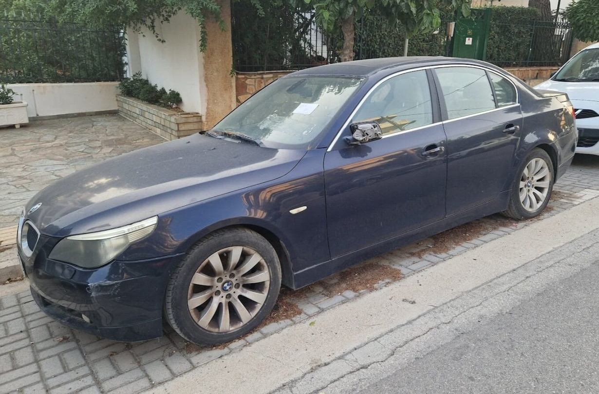 BMW 530i, αγοράστηκε σε περίοδο οικονομικής ευμάρειας, πριν τα τέλη κυκλοφορίας και ο φόρος πολυτελείας αποδειχθούν ασφυκτικά, με χαμηλό κόστος βενζίνης. BMW 530i