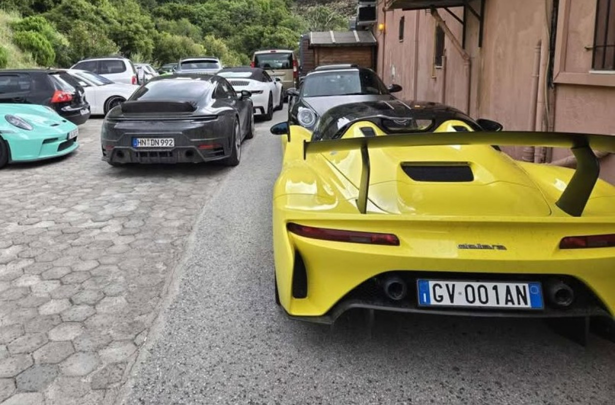 Η αφρόκρεμα του Maranello, της Sant'Agata και πόσων ακόμα εξωτικών κατασκευαστών συναθροίστηκε κάτω από τους ιερούς βράχους των Μετεώρων. Dallara