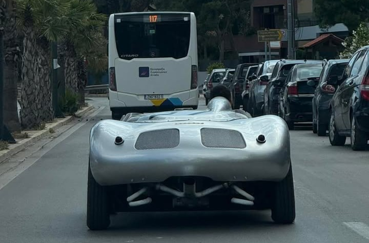Όλα τα παραπάνω αναβίωσαν μπροστά στα μάτια μας, όταν πετύχαμε μια RSK Spyder να βολτάρει αμέριμνη στη Βάρκιζα. RSK Spyder