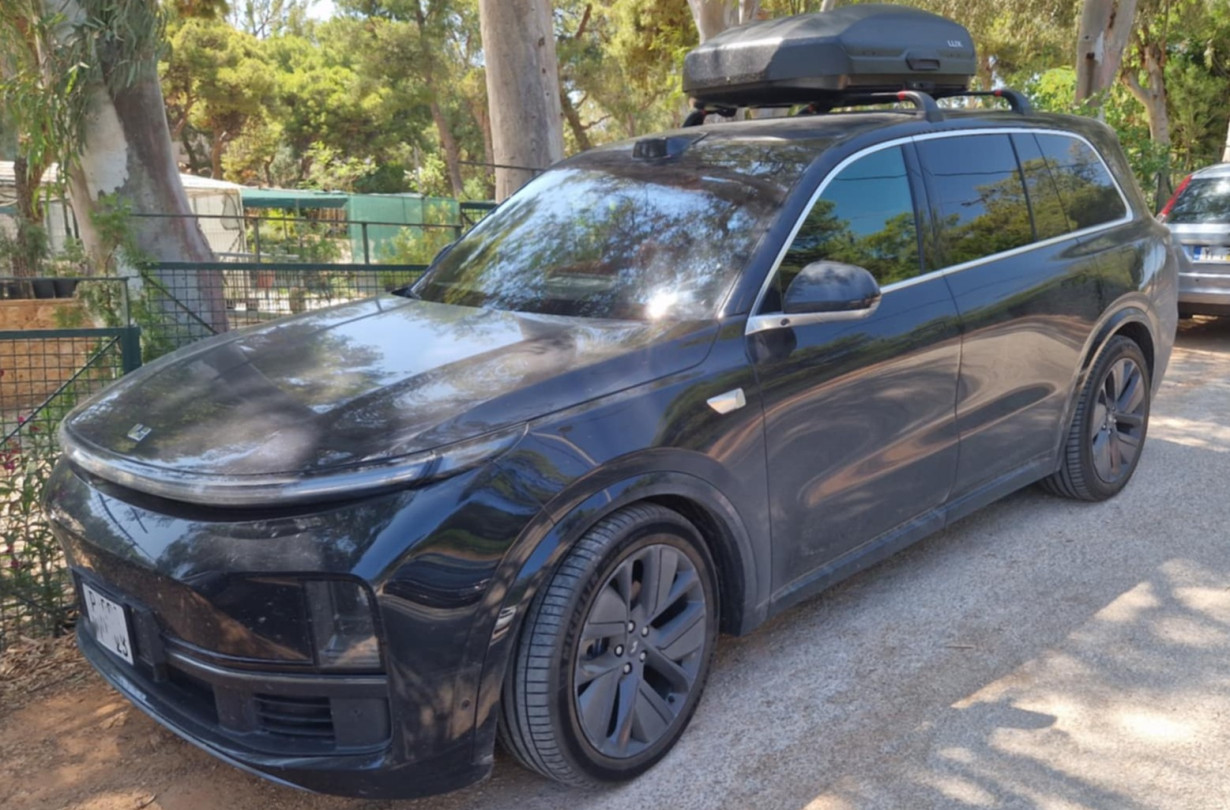 Ένα πελώριο SUV πάνω από 5,2 μέτρα προκάλεσε αίσθηση στο Καβούρι. Με την μπαγκαζιέρα στην οροφή να το καθιστά ακόμα πιο επιβλητικό. SUV