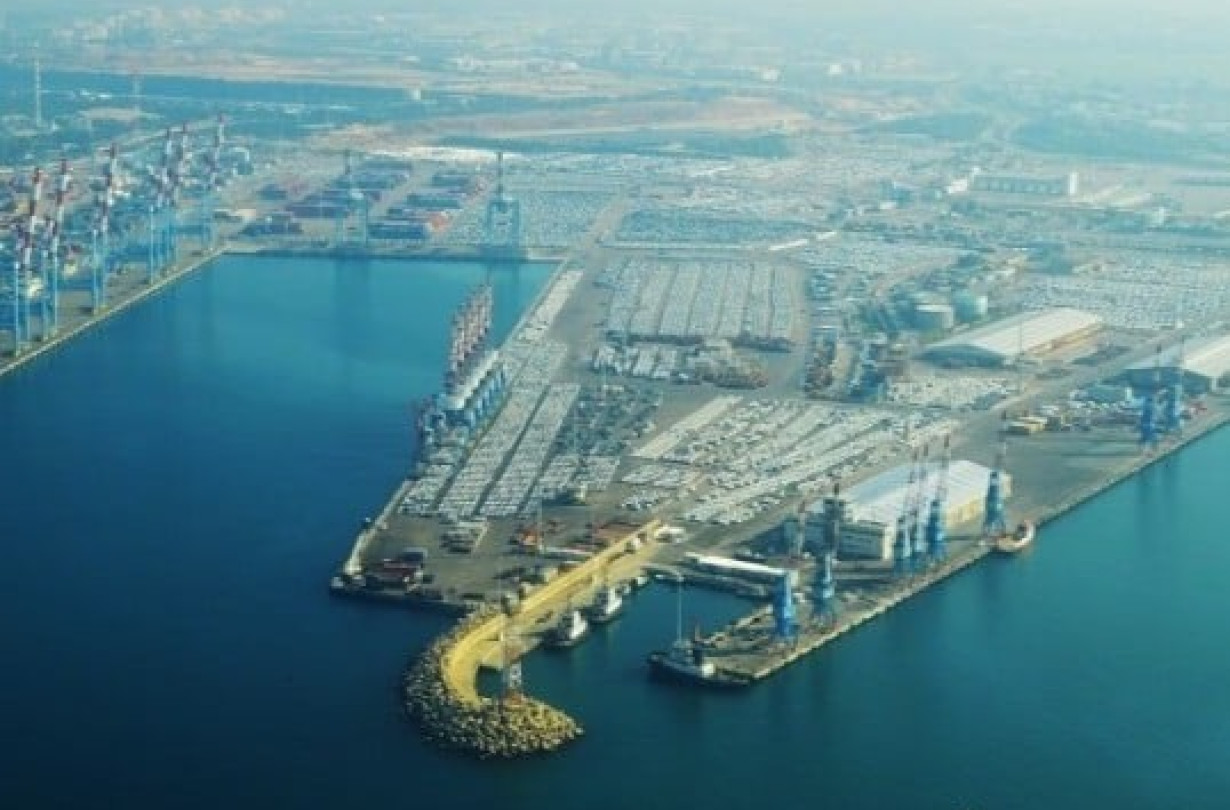 Ιδίαις δυνάμεις, τα BEV αναφλέγονται πολύ πιο δύσκολα από τα θερμικά. Αν όμως χτυπηθούν από πυραύλους, το τελευταίο που θέλει το Ισραήλ είναι ένα λιμάνι που θα καίγονται 100άδες ηλεκτρικά μαζί. Ισραήλ