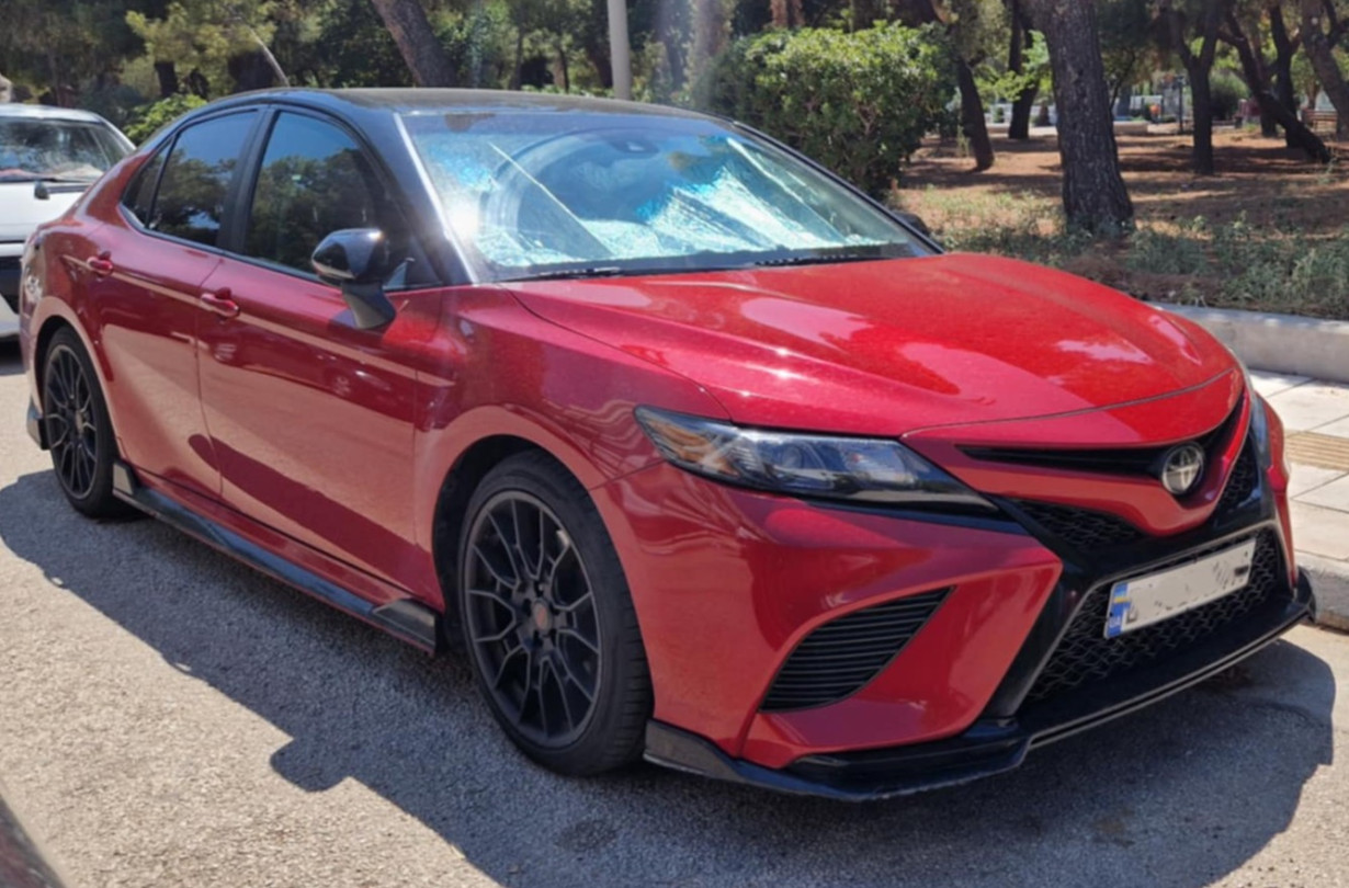 Κάτω από το καπό, το Camry TRD φορά ατμοσφαιρικό V6 3.5 lt, ο οποίος αποδίδει 301 ίππους και 362 Nm, σε συνδυασμό με 8τάχυτο αυτόματο κιβώτιο με paddles στο τιμόνι. Toyota Camry