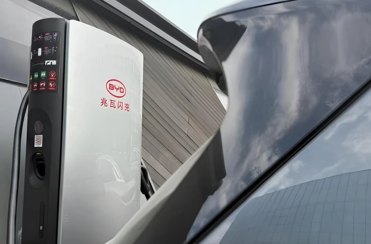 Έτσι, η BYD αποφάσισε ότι αντί για 4.000 Megawatt Flash Chargers, θα φτιάξει 15.000, ώστε να πλημμυρίσει όλη την Κίνα. BYD