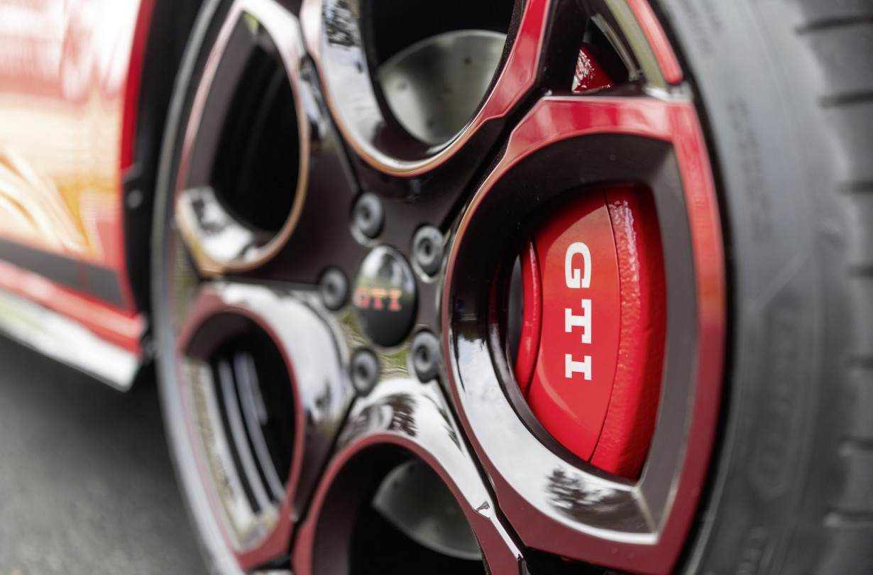 Το Volkswagen Golf GTI Edition 50 αναμένεται στην αγορά το επόμενο έτος με τιμή ανάλογη της απόδοσης. Volkswagen Golf GTI Edition 50