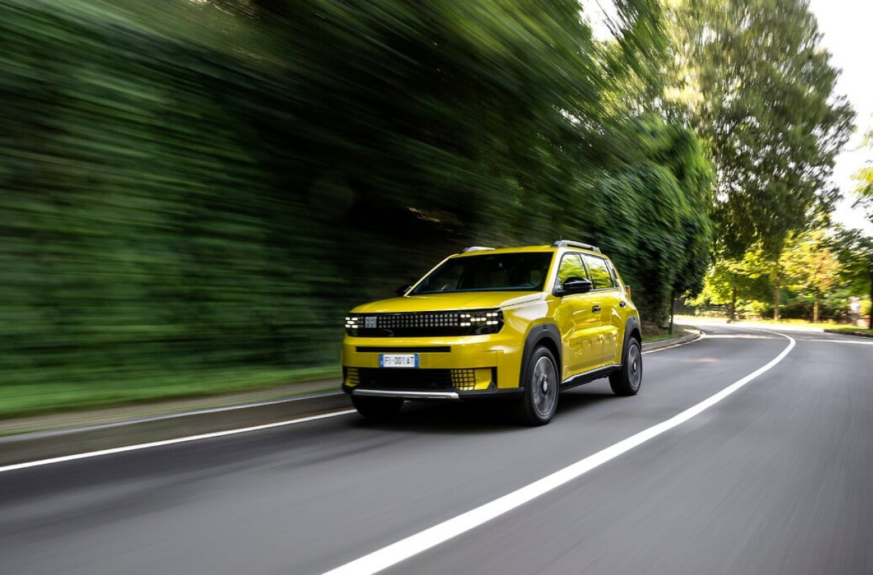 Το νέο FIAT Grande Panda ξεκινά την εμπορική του πορεία στην ελληνική αγορά από €20.800 στην ήπια υβριδική έκδοση των 100 PS με αυτόματο κιβώτιο FIAT Grande Panda