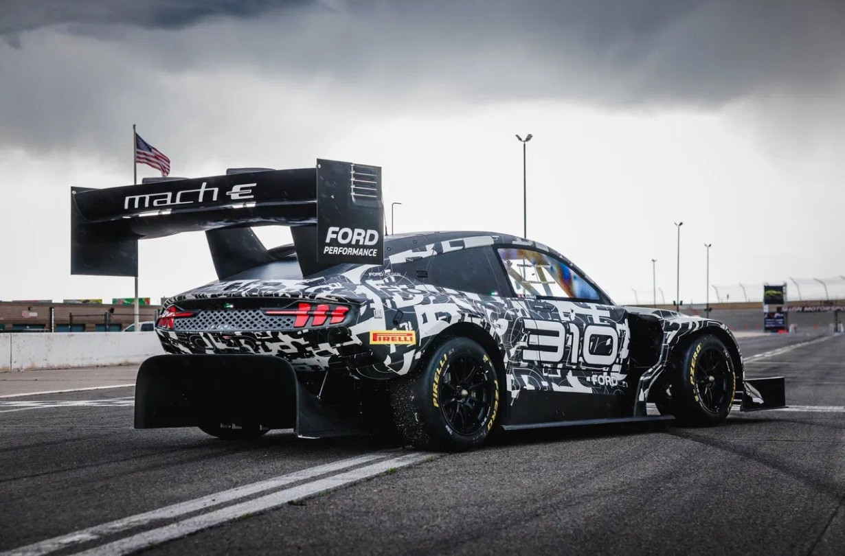 Η συμμετοχή του Μπλε Οβάλ στο Pikes Peak με τη Ford Super Mustang Mach-E αποτελεί μέρος της στρατηγικής του να επιδείξει τις δυνατότητες των ηλεκτρικών μοντέλων του σε ακραίες συνθήκες. Ford Super Mustang Mach-E