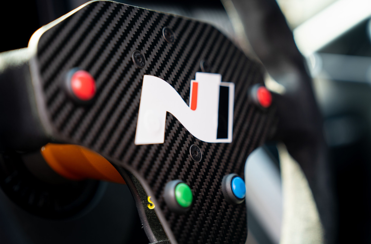 Η Hyundai N θέλει να προσαρμοστεί στην πιο αργή και σταδιακή μετάβαση προς την ηλεκτροκίνηση διατηρώντας υβριδικούς κινητήρες στην γκάμα της. Hyundai N
