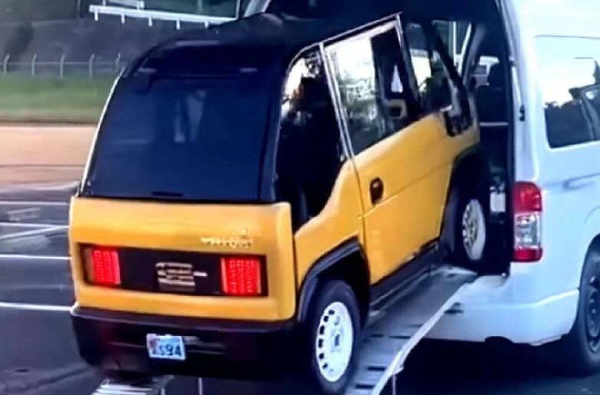 Το Mibot είναι τόσο μικρό που η KG Motors απέδειξε ότι μπορεί να χωρέσει στο πίσω μέρος ενός βαν Toyota HiAce. KG Motors Mibot