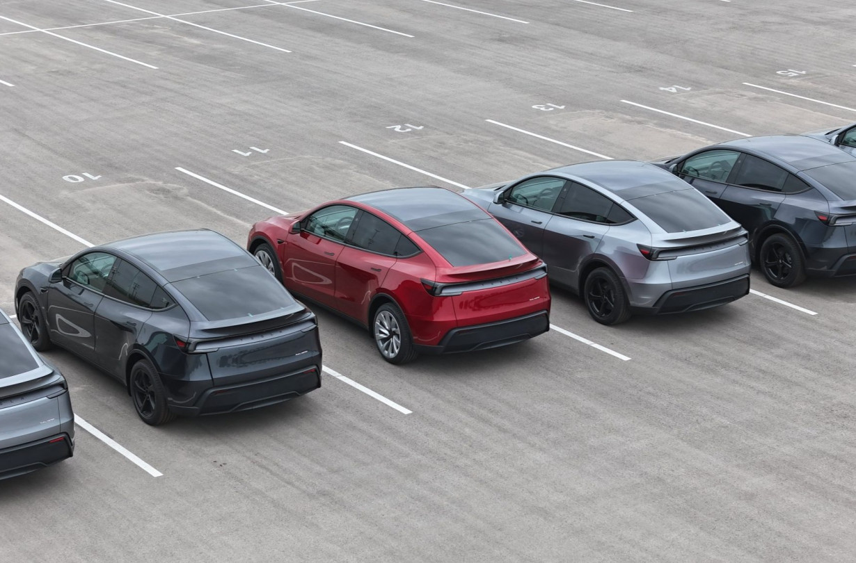 Μάλιστα, η παράδοση δεν ήταν στο παραδίπλα στενό, αφού το Model Y κινήθηκε ακόμα και με 113 km/h. Tesla