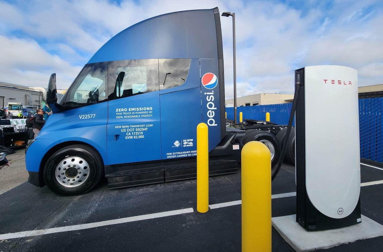Το Tesla Semi θα κληθεί να αντιμετωπίσει σκληρό ανταγωνισμό, καθώς η Volvo, η Mercedes και η Renault έχουν ήδη καθιερωθεί στον τομέα των βαρέων ηλεκτρικών φορτηγών. Tesla Semi