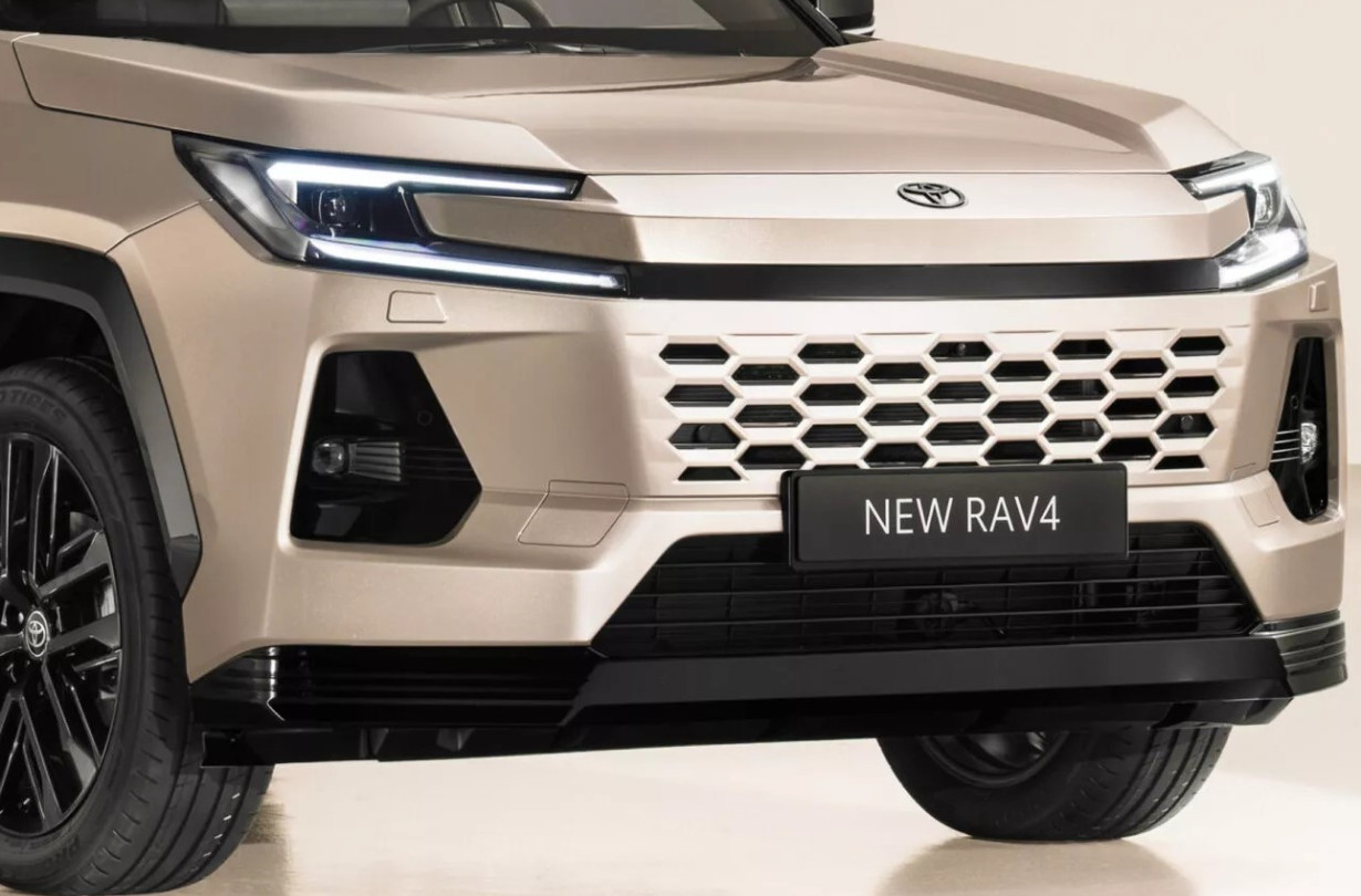 Πάντα σκεπτική η Toyota με τα ηλεκτρικά, τώρα διατυπώνει τις αντιρρήσεις της και για τις μεγάλες μπαταρίες των PHEV. Toyota