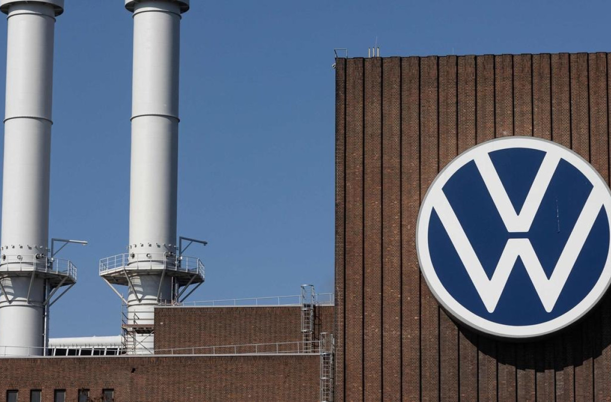 Η Volkswagen αντιμετωπίζει προκλήσεις όπως η μείωση της ζήτησης στην Ευρώπη, ο αυξανόμενος ανταγωνισμός από κινεζικές εταιρείες ηλεκτρικών και η ανάγκη για επενδύσεις σε νέες τεχνολογίες. Volkswagen