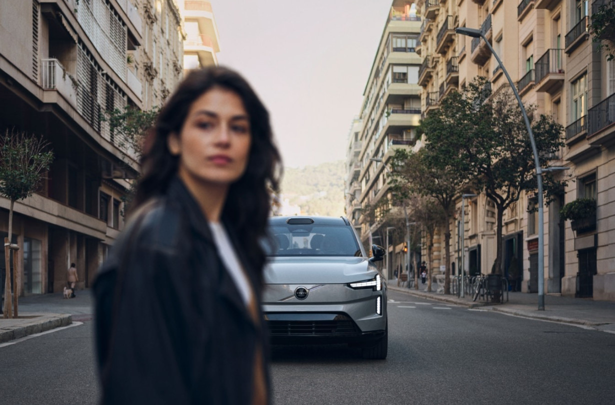 Με τη δύναμη του AI, την τεχνογνωσία της Volvo και την υποστήριξη τεχνολογικών κολοσσών όπως η Google και η NVIDIA, η σουηδική φίρμα υπόσχεται ακόμα πιο ασφαλή και προσαρμοσμένα αυτοκίνητα Volvo EX90