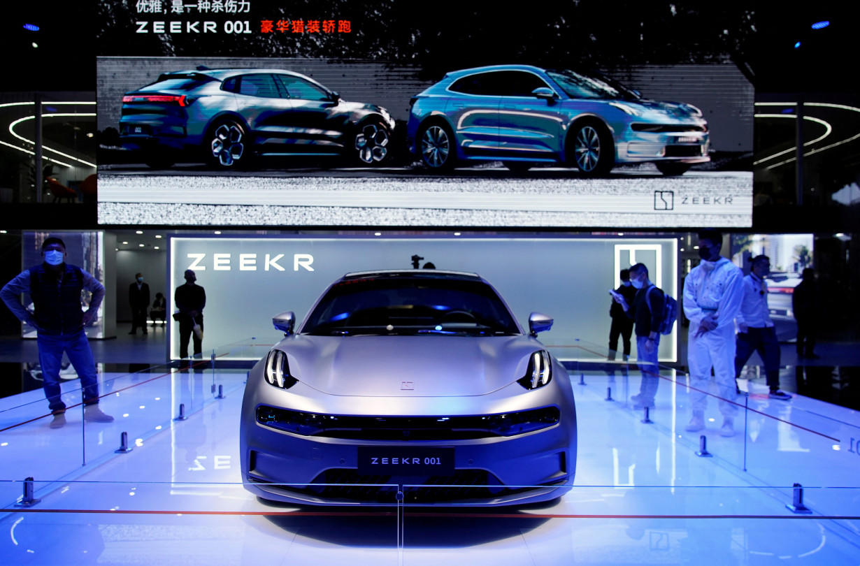 Η εξαγορά από τη Geely, εφόσον προχωρήσει, ενδέχεται να αλλάξει τα δεδομένα στον παγκόσμιο χάρτη των ηλεκτρικών αυτοκινήτων, αλλά και να εντείνει τους φόβους για υπερσυγκέντρωση εξουσίας στον όμιλο. Zeekr