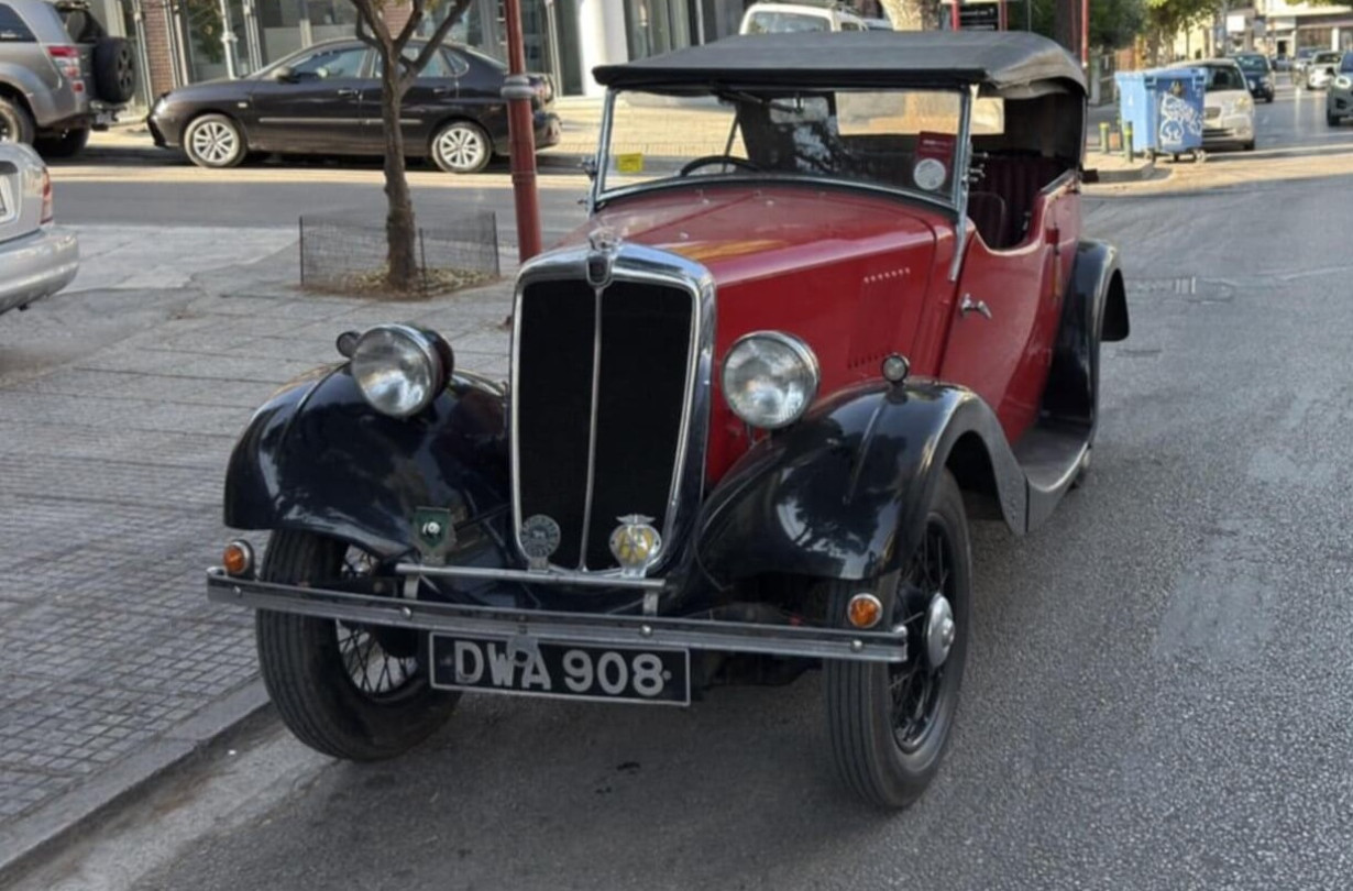Απότοκο μιας εποχής που ακόμα ονομάτιζε τα αυτοκίνητα με μικρά ονόματα, ο Γιώργος θέλει να διατηρήσει ζωντανή την κληρονομιά ενός ξεχωριστού ανθρώπου, του παππού του. Morris 8