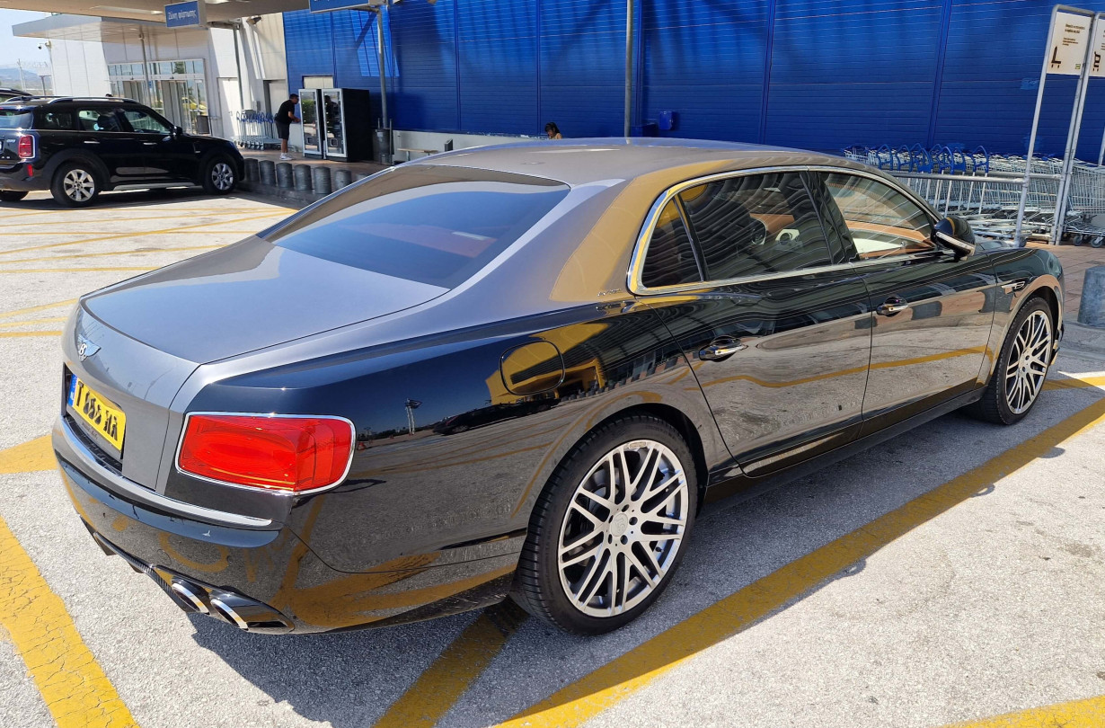 Έτσι, μια Flying Spur II με ολλανδικές πινακίδες αψήφησε κάθε κανόνα σωστής συμπεριφοράς. Flying Spur