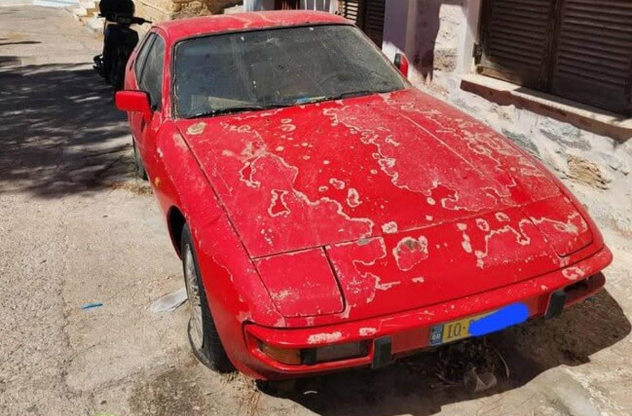 Οι πουρίστες τής γύρισαν την πλάτη, τουλάχιστον στην αρχή. Λες για αυτό να έχει αφεθεί να σαπίσει στην Ερμούπολη της Σύρου; Porsche 924