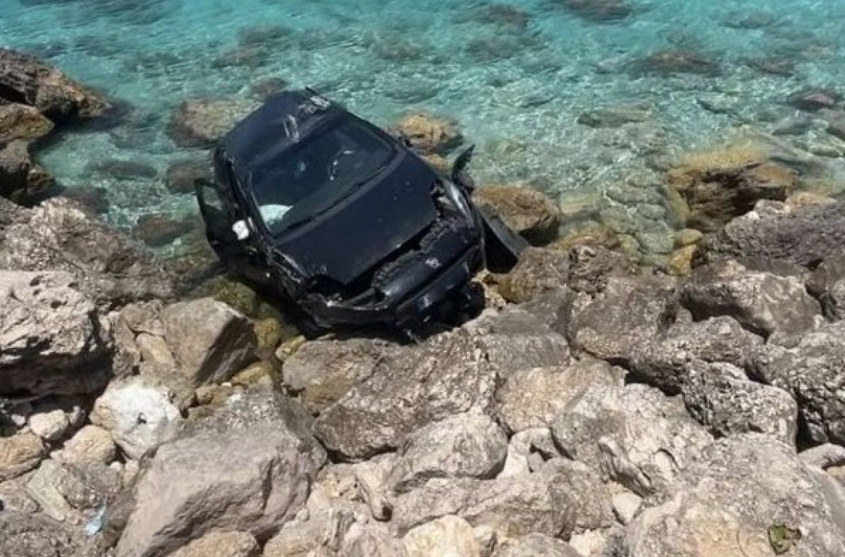 Πέρα από τον πληγωμένο εγωισμό και τις ζημιές στο Grande Punto, ο οδηγός έσπασε και τον αστράγαλό του. Ο απολογισμός θα μπορούσε να είναι πολύ χειρότερος. Grande Punto