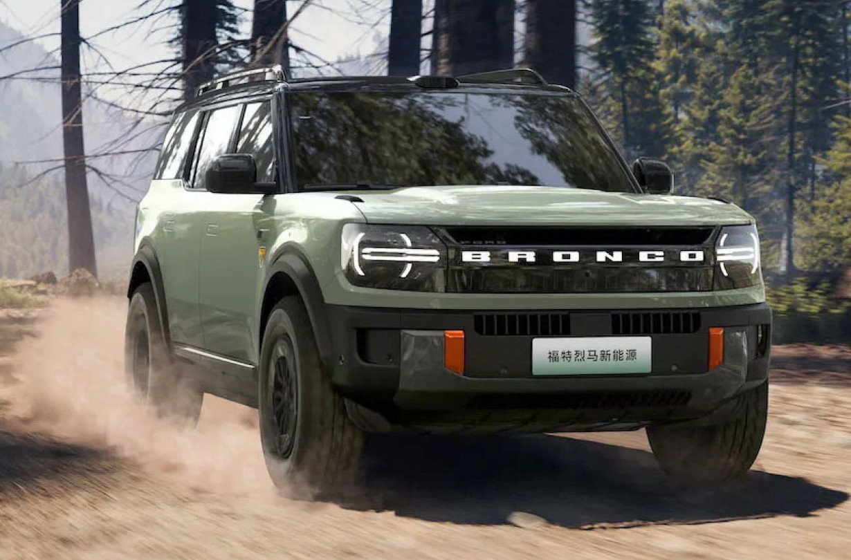 Το Ford Bronco New Energy θα διατίθεται και ως επεκτεινόμενης αυτονομίας, δηλαδή με μικρό θερμικό κινητήρα που λειτουργεί αποκλειστικά ως γεννήτρια για τη φόρτιση της μπαταρίας. Ford Bronco New Energy