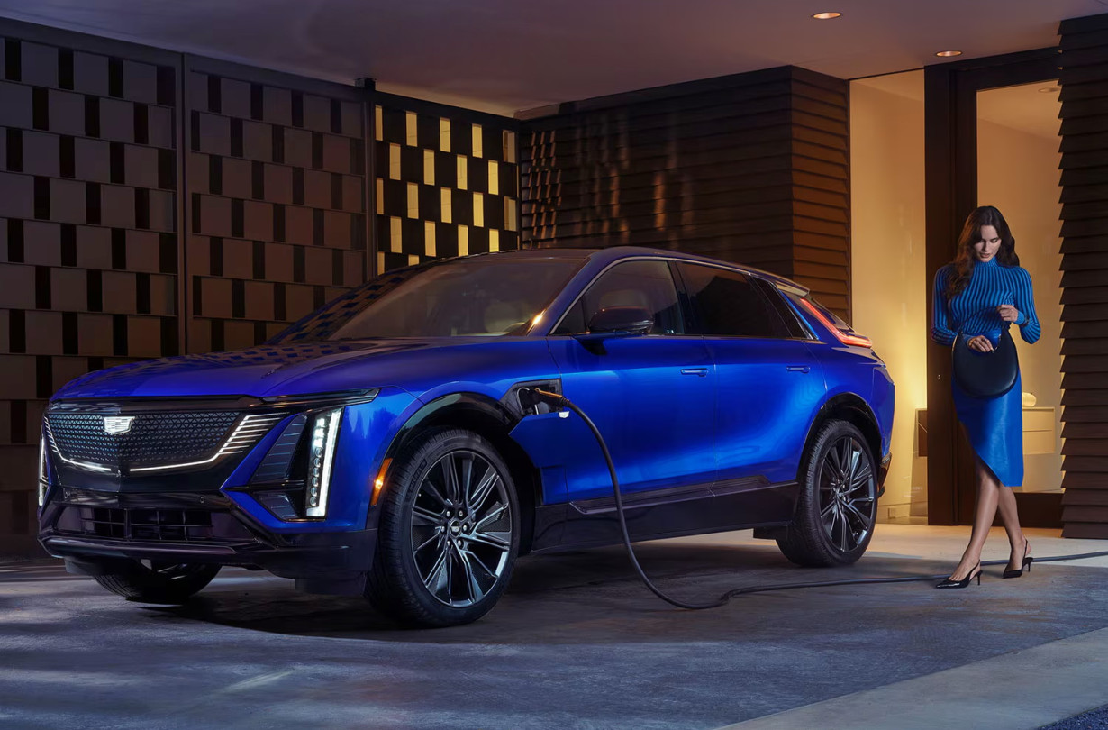 Η Cadillac ποντάρει όλα τα λεφτά της στα ηλεκτρικά, αλλά και δηλώνει έτοιμη να προσαρμοστεί στις εξελίξεις της αγοράς Cadillac Lyriq