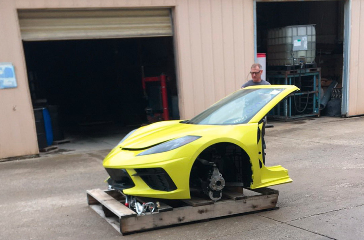 Αυτοκίνητα-όνειρα όπως αυτή η Chevrolet Corvette, παρά την αψεγάδιαστη κατάστασή τους, οδηγούνται αμέσως στην καταστροφή. Chevrolet Corvette C8