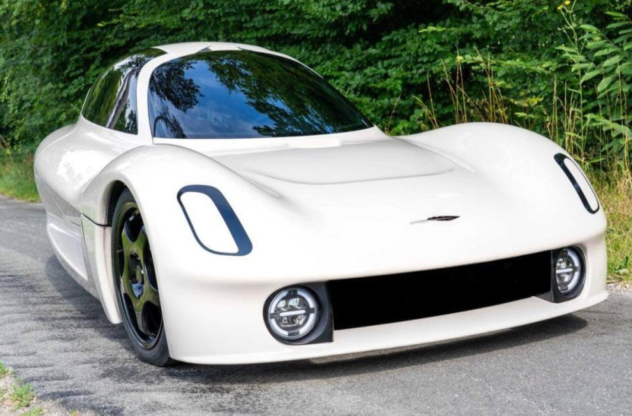 Υπόσχεται ότι θα καταναλώνει μόλις 4 kWh στα 100 km. Οπότε μια μικρή, ελαφριά και φθηνή μπαταρία θα χαρίζει χορταστική αυτονομία. FacteurDix Line