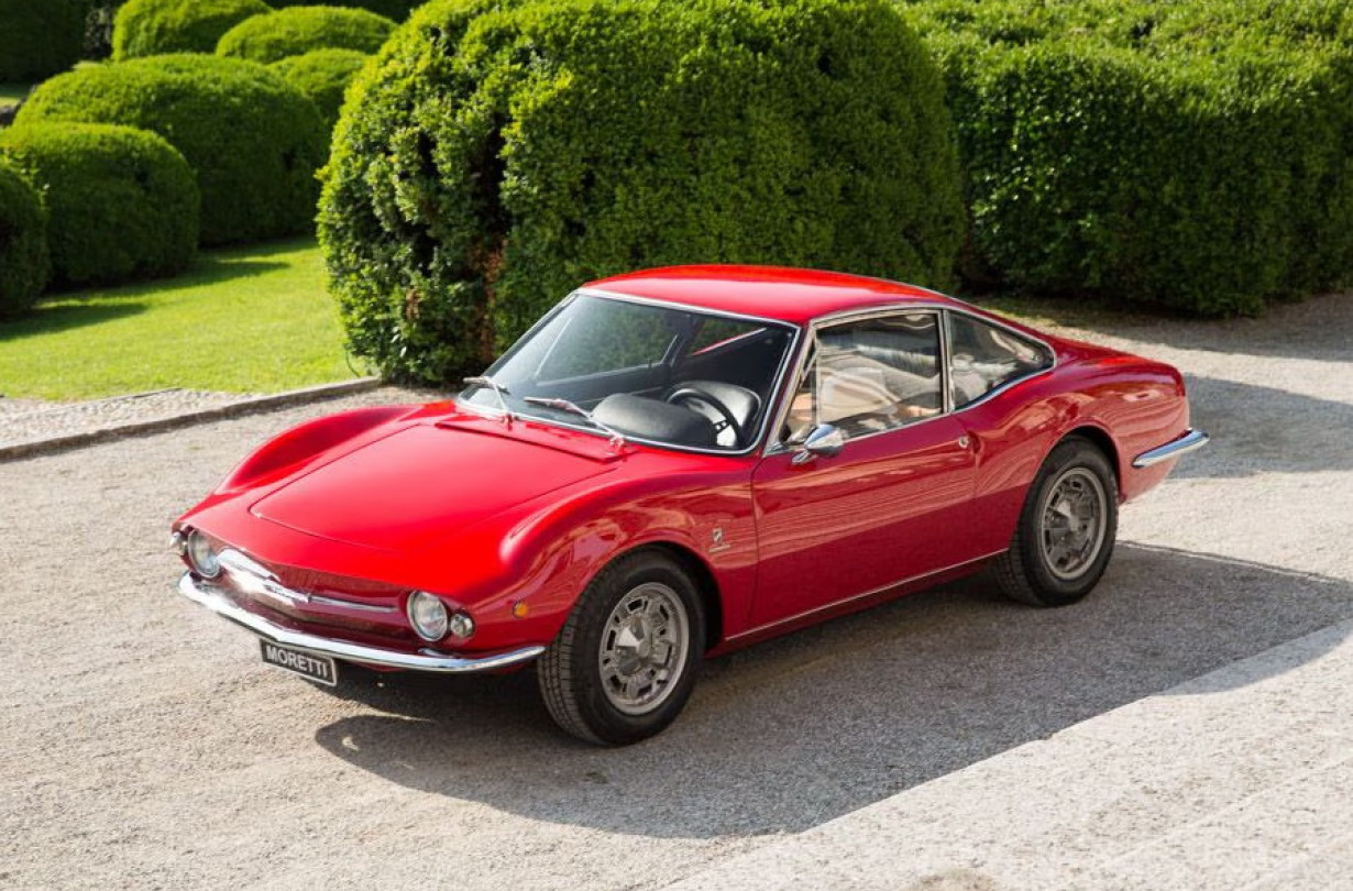 Η Moretti 850 Sportiva Coupé δεν ήταν σπορ όπως υποσχόταν -ήταν όμως κομψή όπως κανείς δεν περίμενε από ένα μικρό, στοχαστικό ατελιέ του Torino. Moretti 850 Sportiva Coupé
