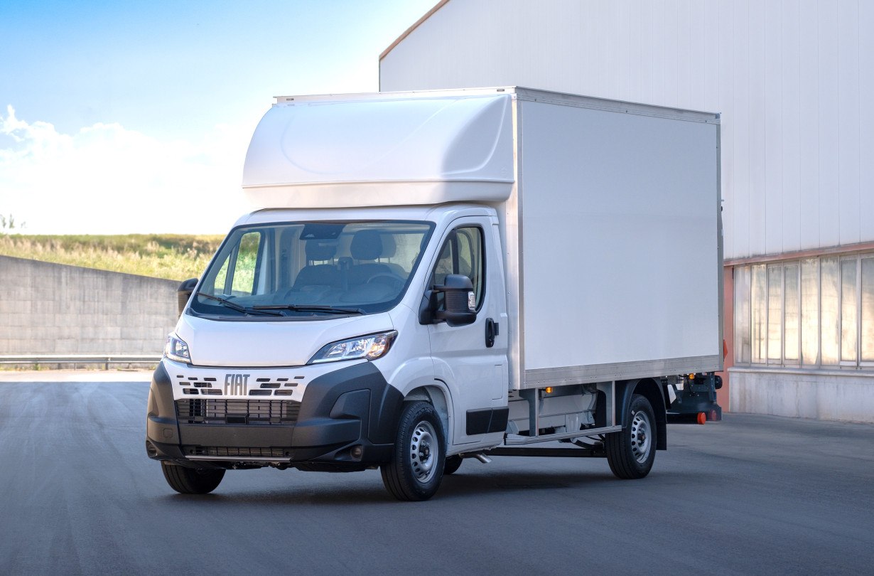 Σημαντικό πλεονέκτημα του FIAT Ducato είναι η προσθήκη, πλέον ως στάνταρ εξοπλισμού, εσωτερικού φορτιστή ισχύος 22 kW για φόρτιση σε AC. FIAT Ducato