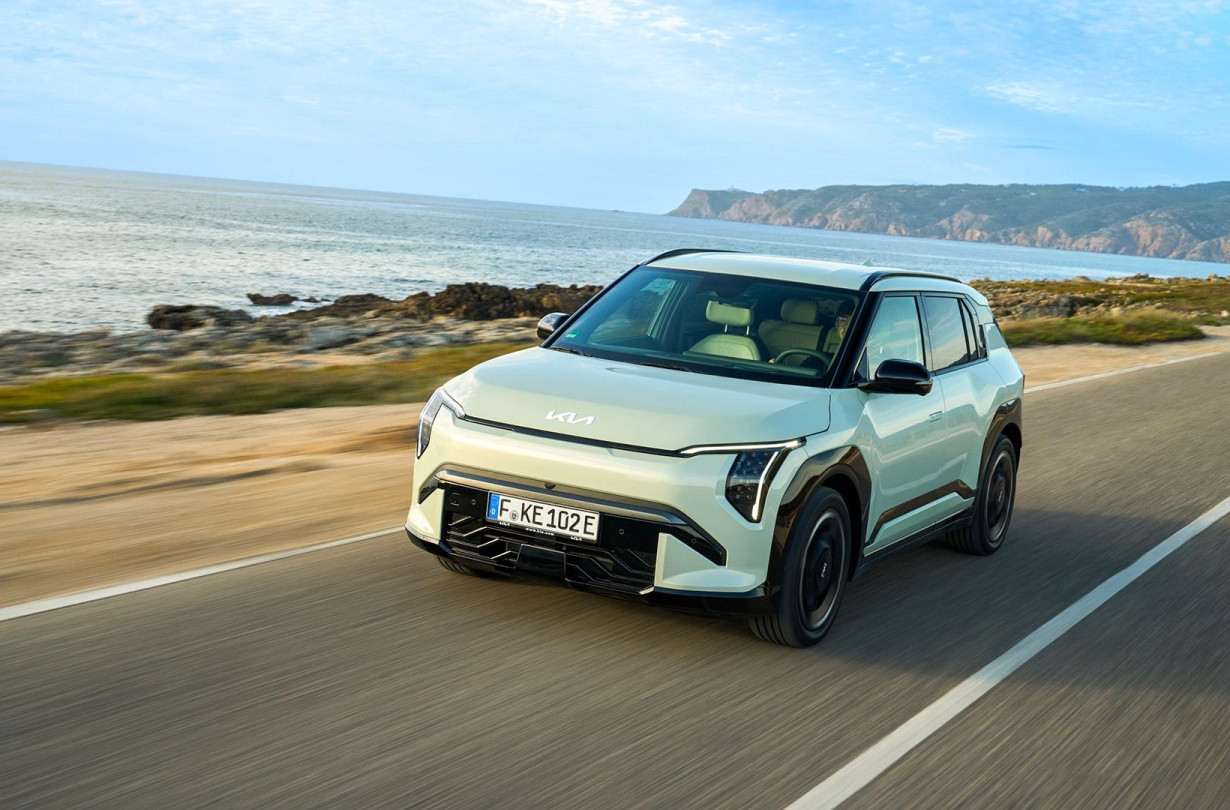 Το Kia EV3 είναι πλέον διαθέσιμο από €32.990, περιλαμβανομένης της κρατικής επιδότησης αλλά και της έκπτωσης €4.000 που προσφέρει η Kia Hellas Kia EV3