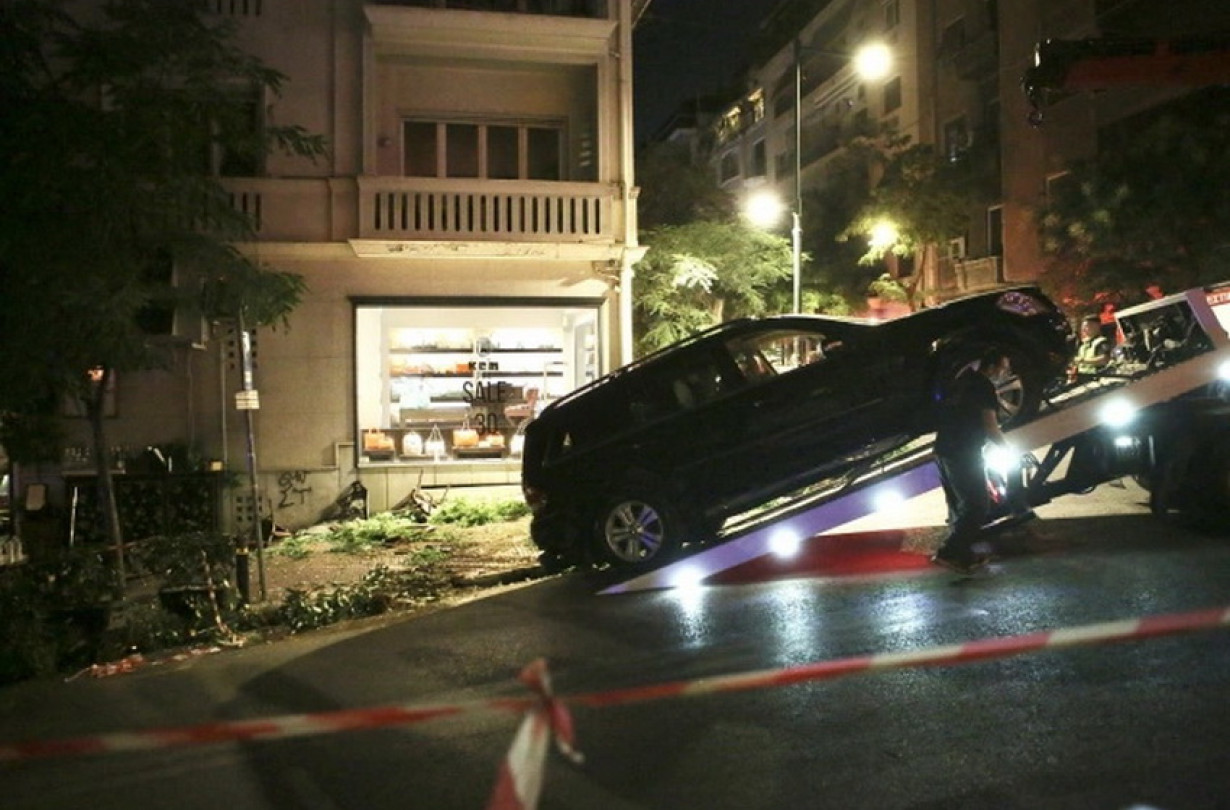 Οι πελάτες του εστιατορίου που είχαν καθίσει έξω, είδαν ξαφνικά να έρχεται καταπάνω τους ένα SUV, στην καρδιά του Κολωνακίου. Κολωνάκι