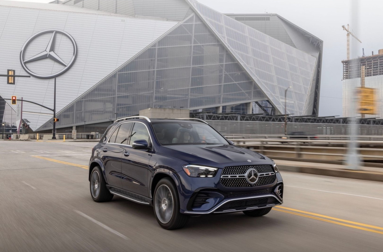 Η Mercedes-Benz αποδίδει την πτώση στις πωλήσεις εν μέρει σε μια πιο αυστηρή διαχείριση αποθεμάτων, με στόχο την αντιμετώπιση των επερχόμενων δασμών σε βασικές αγορές, όπως οι ΗΠΑ. Mercedes-Benz