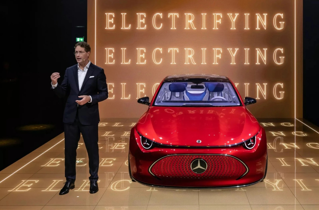 Οι Γερμανοί το παίζουν σε πολλά ταμπλό -προσφέροντας πολλαπλές λύσεις- και η αγορά τούς ανταμείβει. Mercedes-Benz CLA