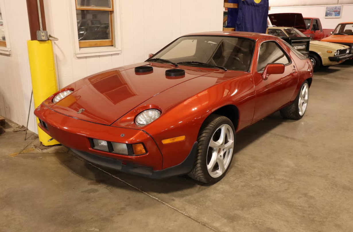 Αυτή η Porsche 928 μοιάζει να είναι περισσότερο φόρος τιμής στη μηχανολογική παραδοξότητα παρά στην απόδοση. Porsche 928