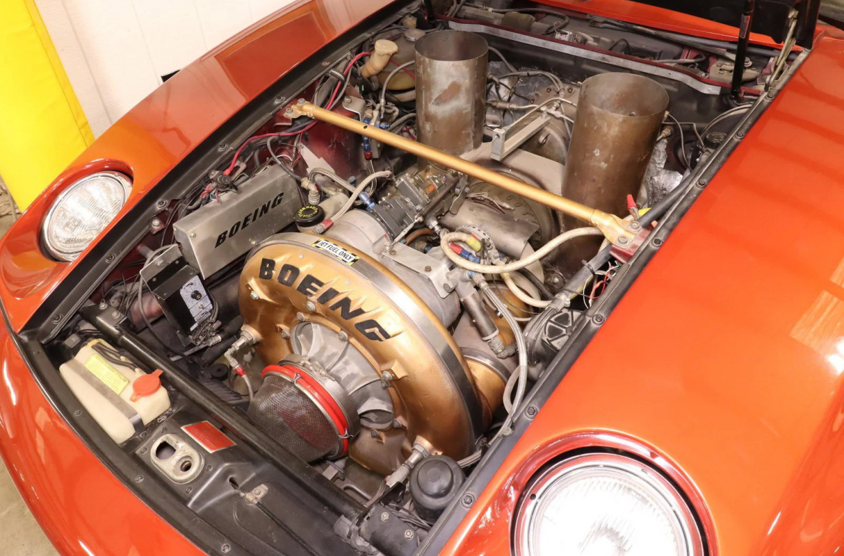 Αυτή η Porsche 928 μοιάζει να είναι περισσότερο φόρος τιμής στη μηχανολογική παραδοξότητα παρά στην απόδοση. Porsche 928