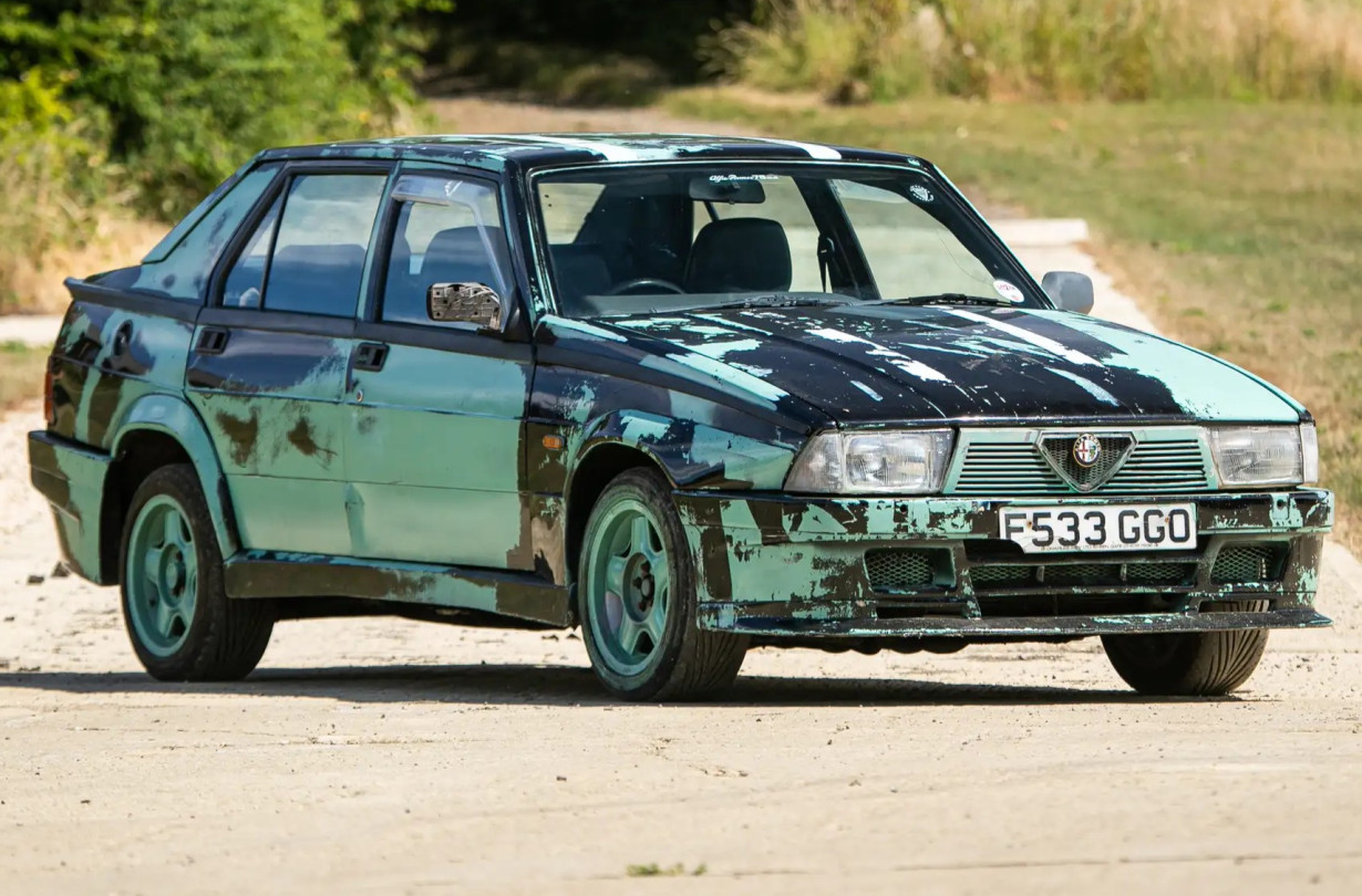 Λες και μια 3λιτρη πισωκίνητη Alfa Romeo δεν αρκεί για να ανοίξεις το πορτοφόλι σου, η συγκεκριμένη έχει και μια ιστορία πίσω της. Jeremy Clarkson