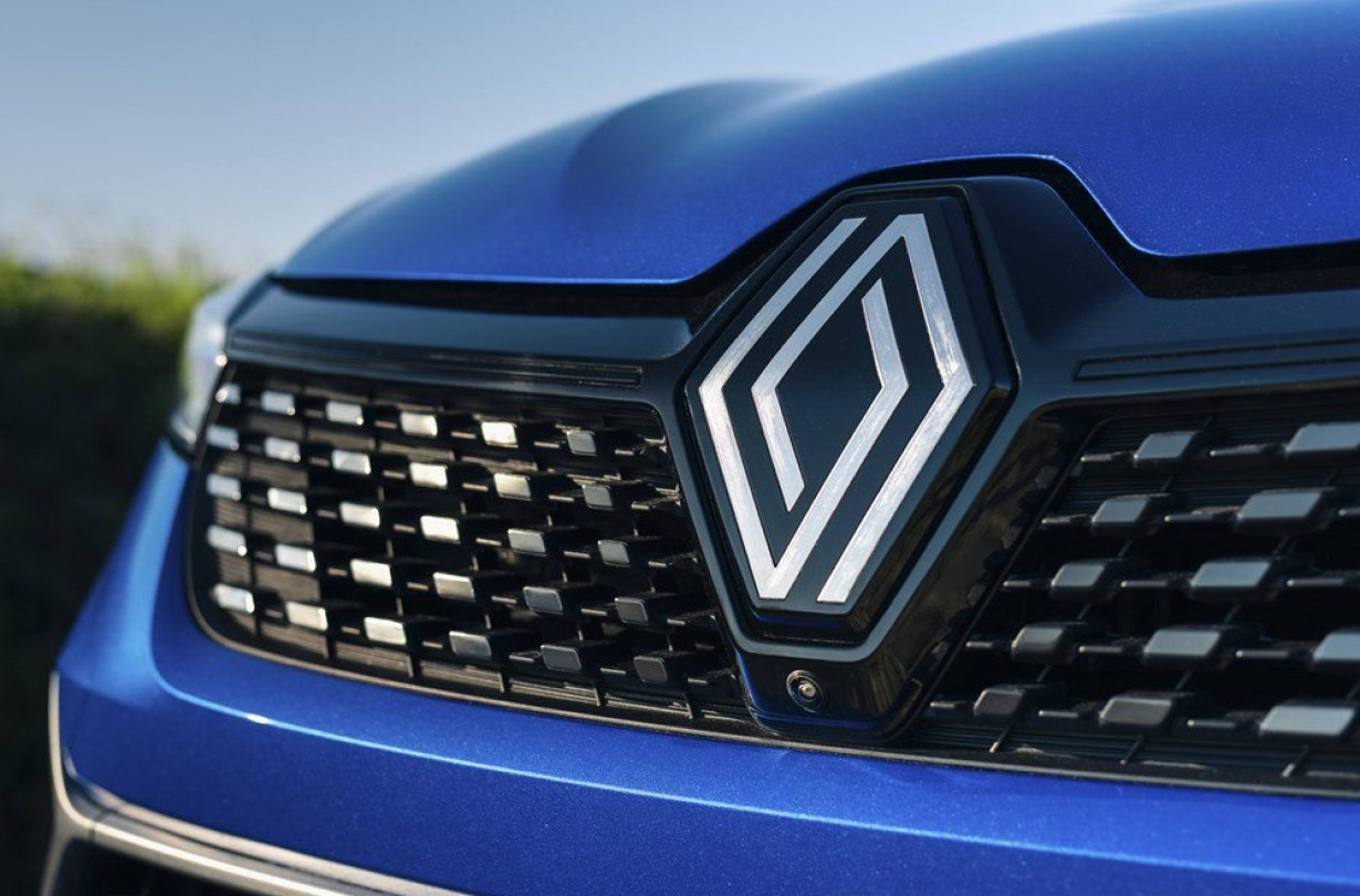 H νέα γενιά του Renault Clio θα έρχεται μόνο ως φουλ υβριδική, με τις συμβατικές εκδόσεις βενζίνης, ντίζελ και LPG να καταργούνται σύμφωνα με τις τελευταίες πληροφορίες Renault Clio Logo