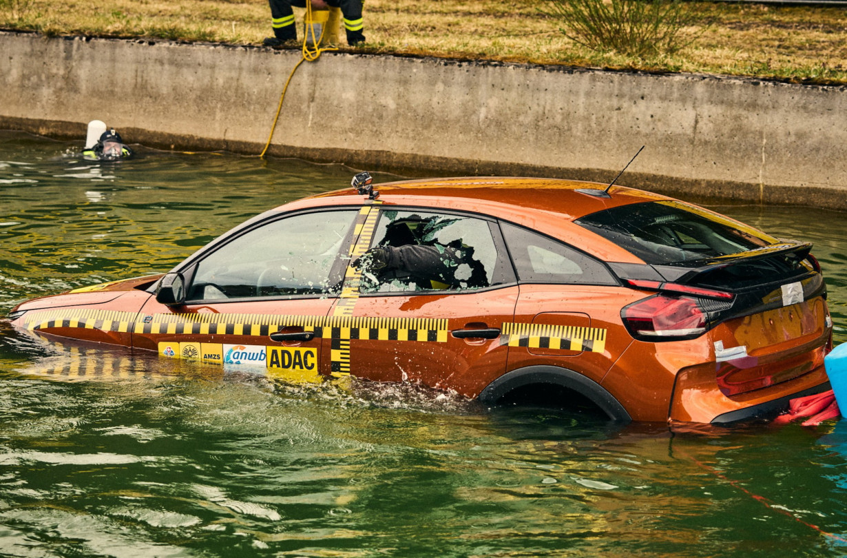 Αν το αυτοκίνητο πέσει στο νερό, έχεις λιγότερο από ένα λεπτό για να βγεις -και πρέπει να ανοίξεις τα παράθυρα το συντομότερο δυνατό! Νερό