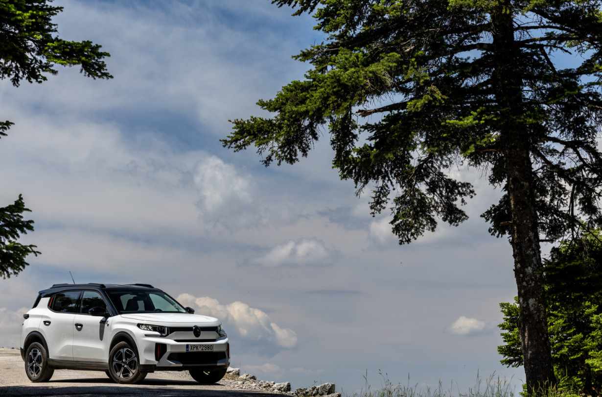 Εκτιμούμε ότι τη βασική έκδοση YOU του Citroën C3 Aircross με τη μεγάλη μπαταρία θα ξεκινά κάτω από τις 30 χιλιάδες -χωρίς επιδότηση και απόσυρση. Citroën ë-C3 Aircross