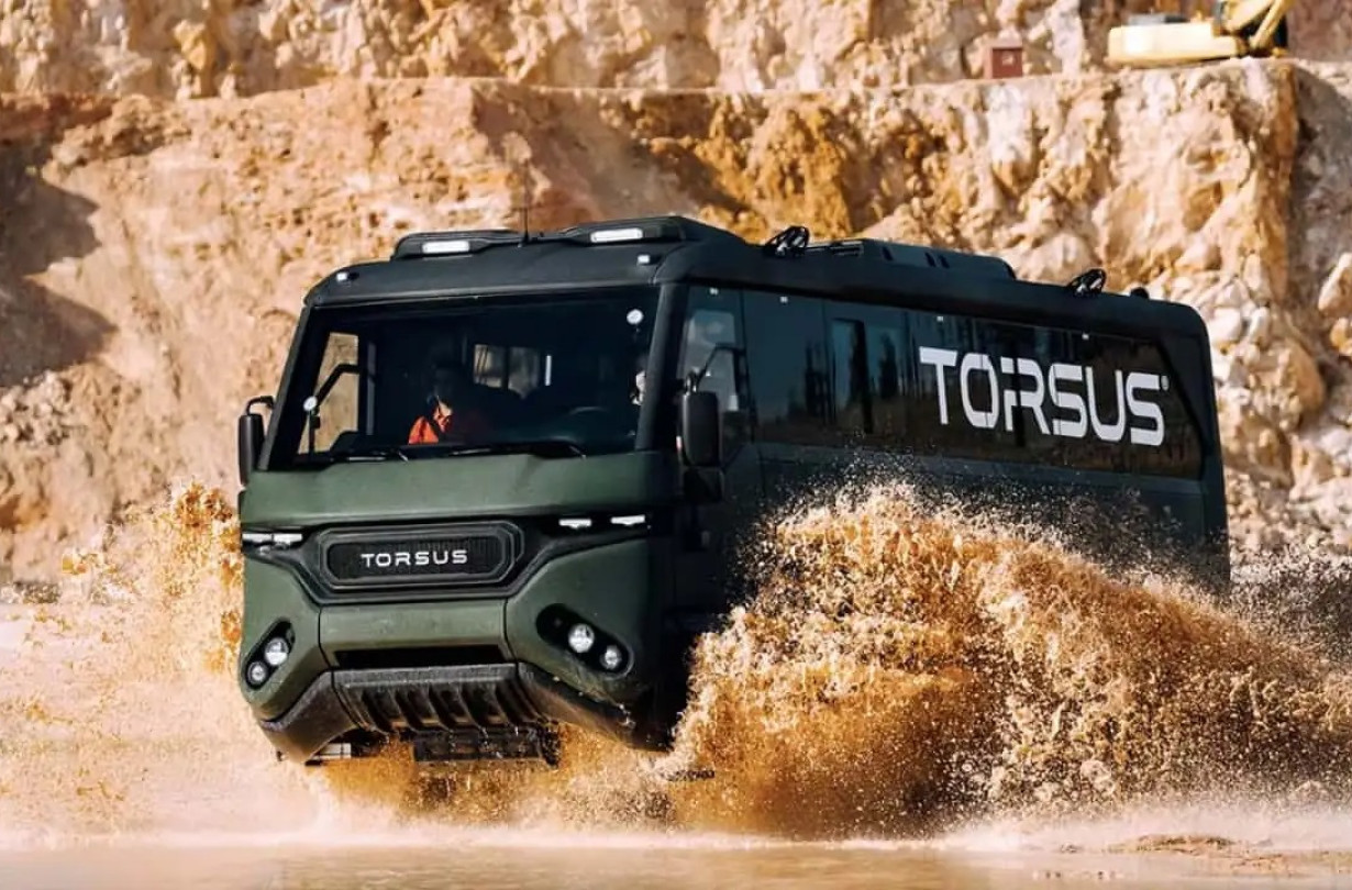 Το Τorsus Savage 4x4 είναι ένα αυτοκινούμενο τροχόσπιτο που μπορεί να φιλοξενήσει μόνιμα μια τετραμελή οικογένεια. Λογικό, αν αναλογιστούμε πως κοστίζει €550.000 Τorsus Savage 4x4- τροχόσπιτο