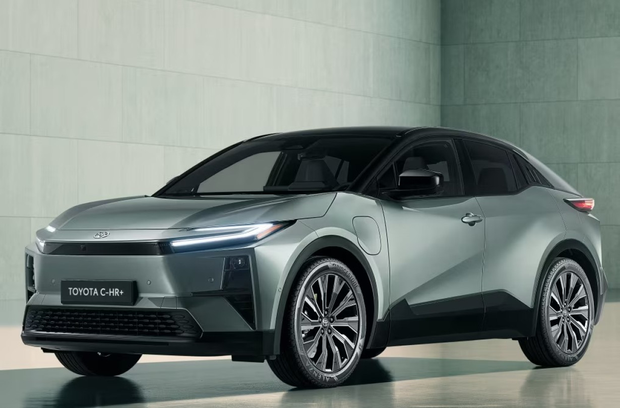 To Toyota C-HR+ ξεκινά από €36.900, με τα πρώτα αυτοκίνητα να αναμέμονται στις εκθέσεις στα τέλη του έτους Toyota C-HR+
