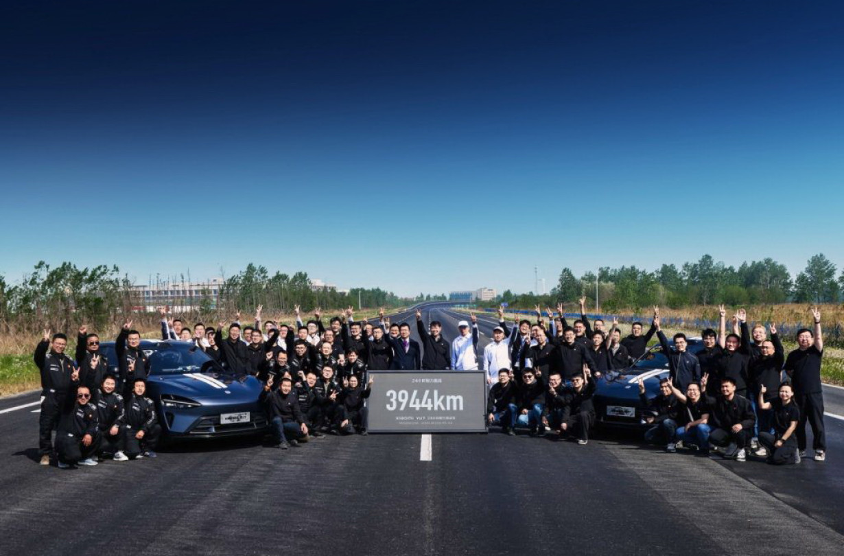 3.944 km σε μία μέρα, με μέση ταχύτητα 164,33 km/h (μαζί με τις στάσεις). Αν αφαιρέσεις τις στάσεις, η μέση ταχύτητα άγγιξε τα 204 km/h. Xiaomi YU7