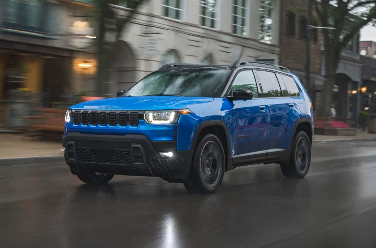 Οι πωλήσεις του νέου Jeep Cherokee θα ξεκινήσουν στην Αμερική προς τα τέλη του 2025. Με την Ευρώπη να παίρνει σειρά, πιθανότατα μέσα στο 2026 New Jeep Cherokee