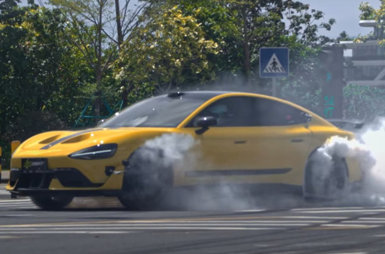 Το βίντεο κοπιάρει τα καλύτερα από τα Gymkhana και τα «Touge battles» των Ιαπώνων, με το Ultra να αποκαλύπτει τα ταλέντα του. Xiaomi SU7 Ultra