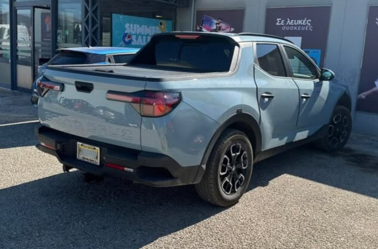 Δεν έρχεται να κοντράρει σε φορτώματα τα Hilux και τα Navara. Περισσότερο προτάσσει εναλλακτική σε μοδάτα pick-up, όπως το Ranger. Hyundai Tucson