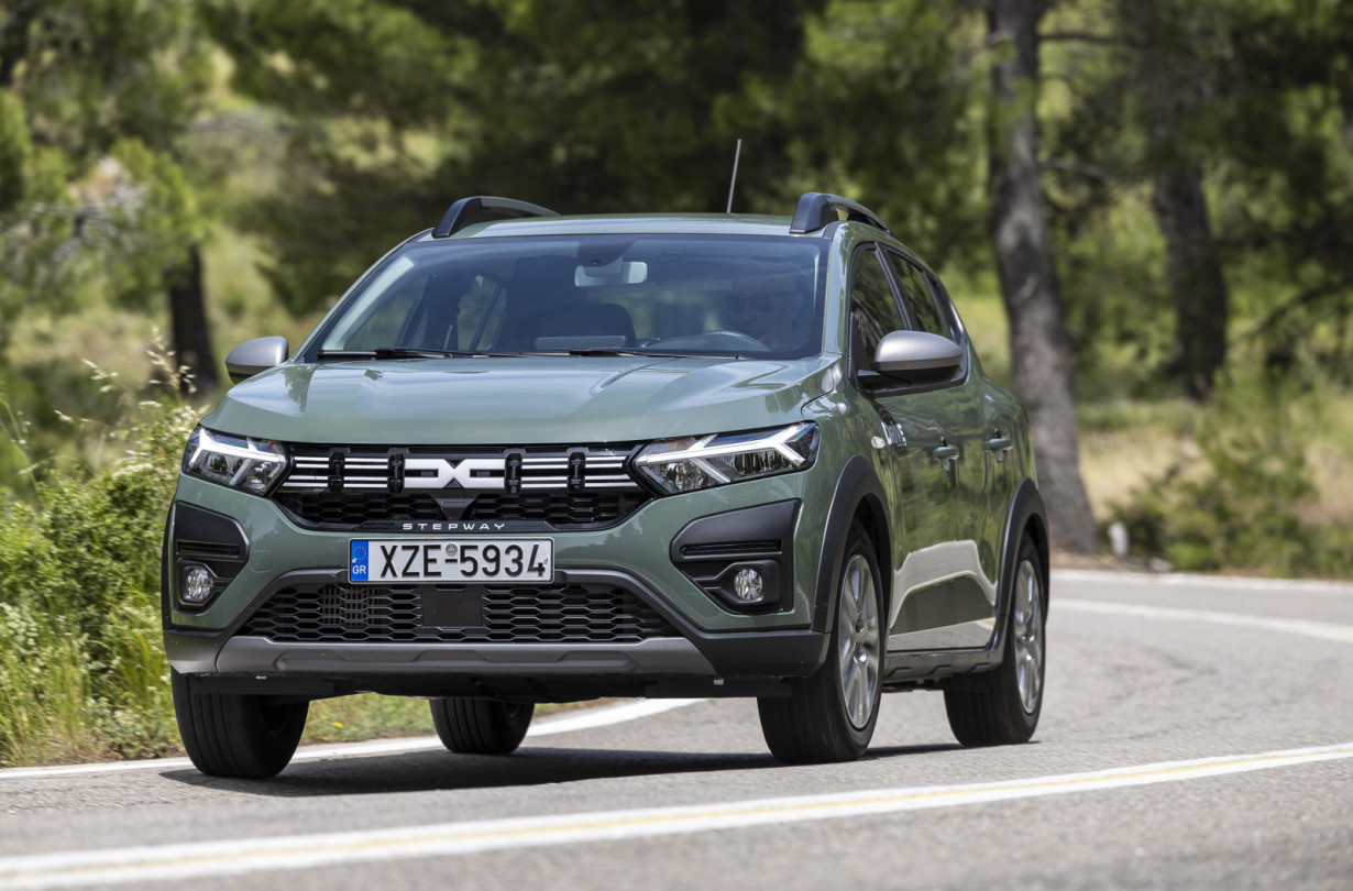 Dacia Sandero, Renault Clio και το γηραιό Volkswagen T-Roc απαρτίζουν την κορυφαία τριάδα. Με το περυσινό πρώτο Tesla Model Y να κατρακυλά στη 22η θέση.. Dacia Sandero