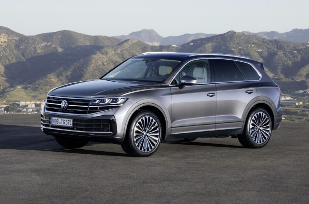 Η πρώτη γενιά ήταν «αδελφό» μοντέλο με την Porsche Cayenne. Η οποία βέβαια θα συνεχίσει να πωλείται. Volkswagen Touareg