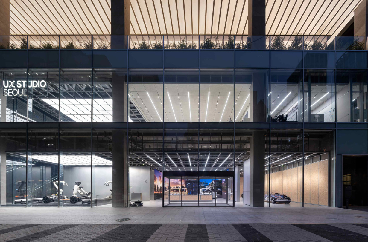 Το UX Studio Seoul επιβεβαιώνει τη στρατηγική της Hyundai να διαφοροποιηθεί στον τομέα της εμπειρίας χρήστη, με έμφαση στην απόδοση, στην τεχνολογία και κυρίως στις λεπτομέρειες που καθορίζουν την καθημερινή επαφή των ανθρώπων με το αυτοκίνητο. Hyundai UX Studio Seoul