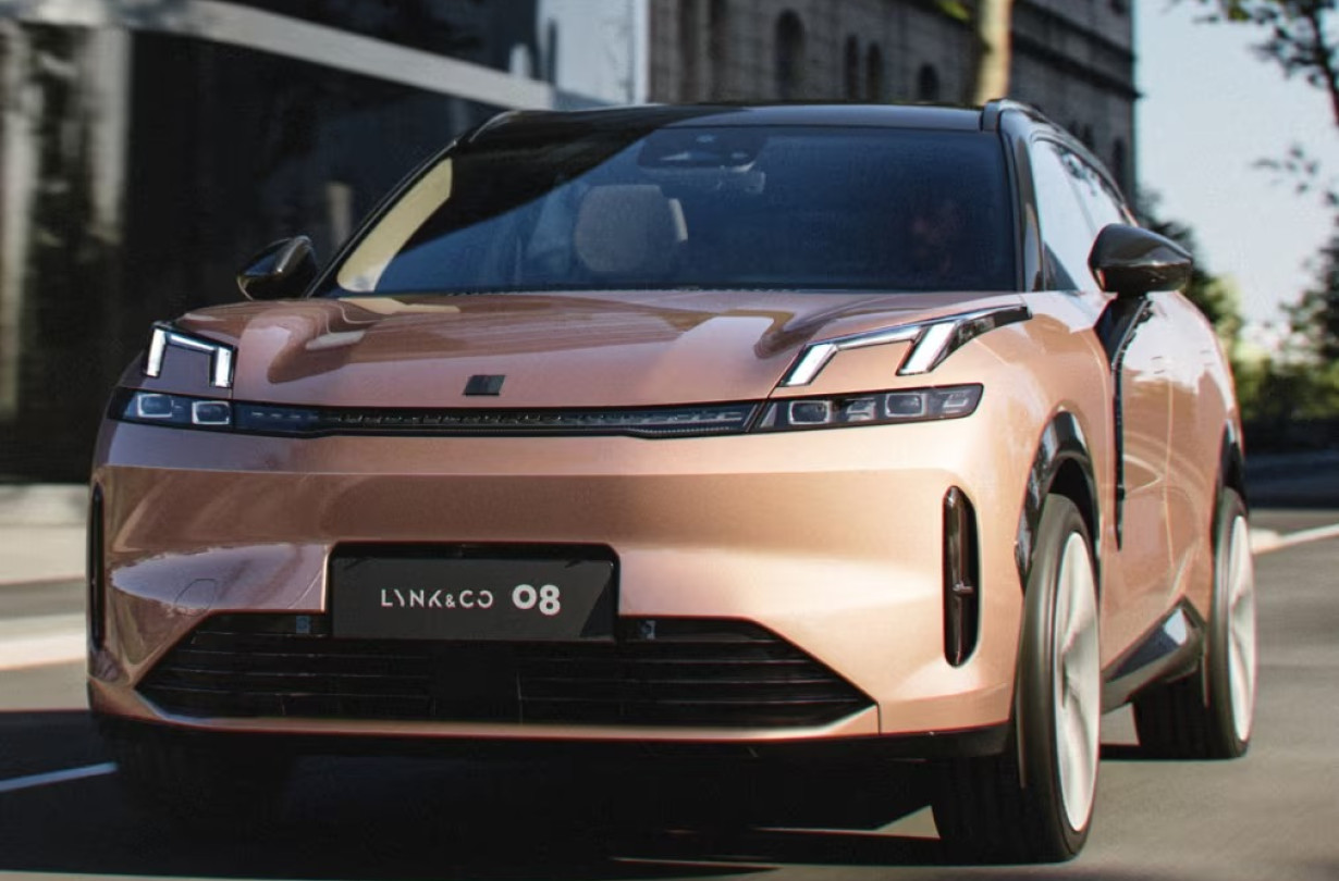 Το Lynk & Co 08 έρχεται στην ελληνική αγορά σε δύο επίπεδα εξοπλισμού: Core και More. Με την αρχική τιμή του να ορίζεται στις €52.490 Lynk & Co 08