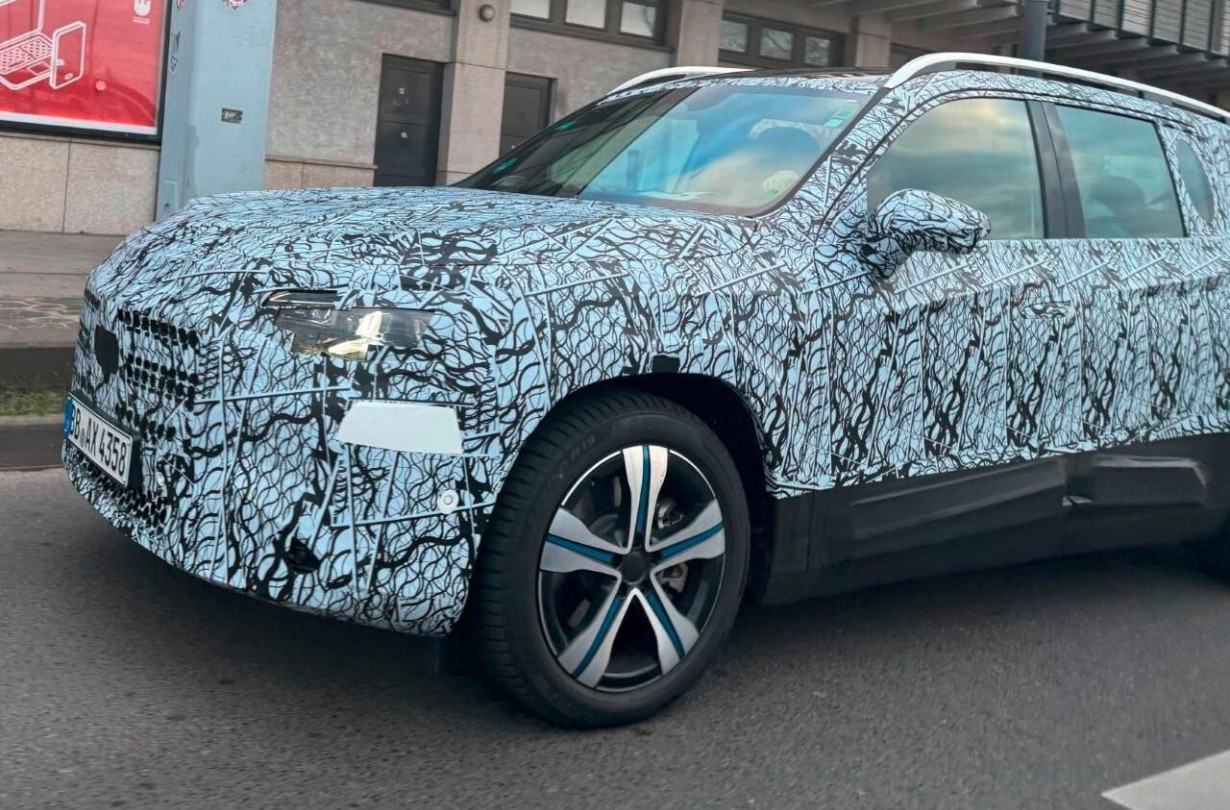 Πρώτα θα παρουσιαστεί η ηλεκτρική Mercedes-Benz GLB για να ακολουθήσουν το 2027 οι θερμικές παραλλαγές Mercedes-GLB 2026
