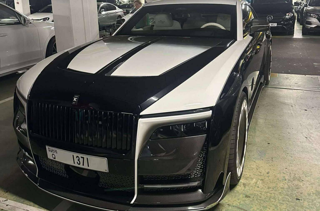 Η πρώτη από τις έξι Spectre ταξινομήθηκε στο Dubai και τώρα τη φωτογράφισε -και μας την έστειλε- φίλος της σελίδας από τη Μαγιόρκα. Rolls-Royce Spectre
